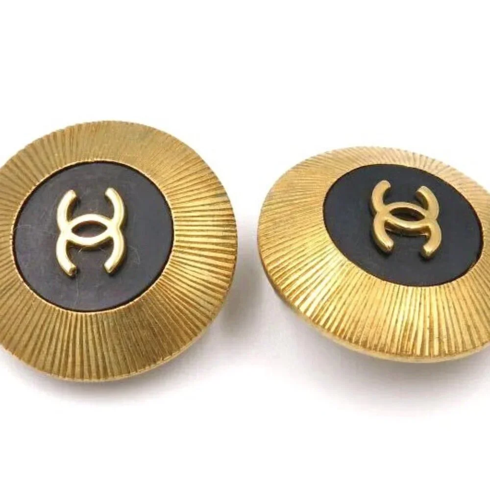 CHANEL CC Logos Black Round Clip-On Earrings Gold Tone 95P Auth w/Box p1141 - Picture 2 of 6